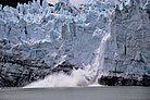 Eis bricht von einem Gletscher ab und fällt ins Wasser