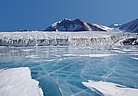 Vereistes Wasser und schneebedeckte Hügel in der Antarktis