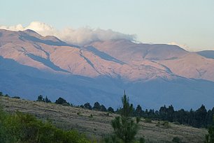 Abgeholzte Berghänge der Anden in Bolivien