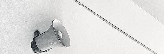 Lautsprecher hängt an Wand Lautsprecher hängt an Wand