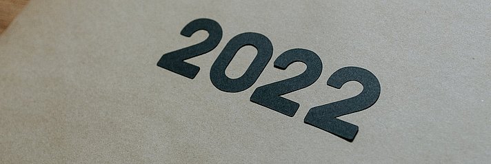 Papier, auf das die Zahlen "2022" gedruckt wurden