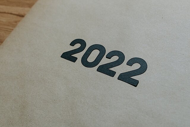 Papier, auf das die Zahlen "2022" gedruckt wurden