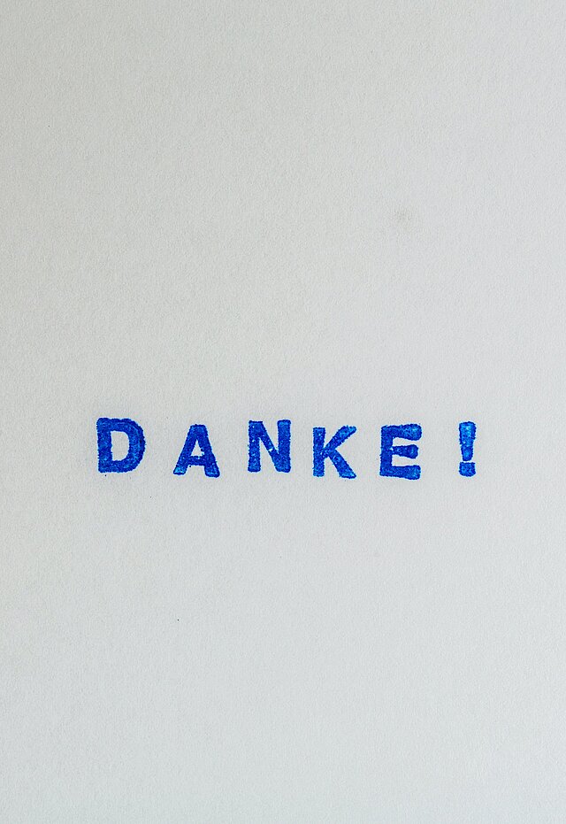 Blatt, auf das das Wort "Danke" gedruckt wurde