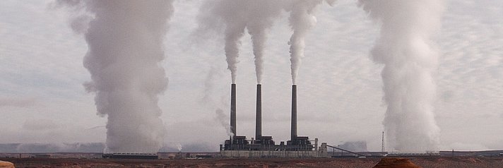 Fabrik stößt dicke Rauchwolken aus
