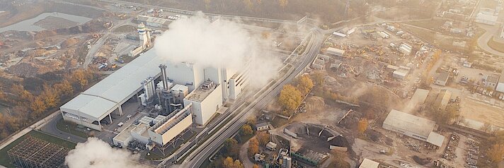 Fabrik in Industriegebiet stößt Rauch aus