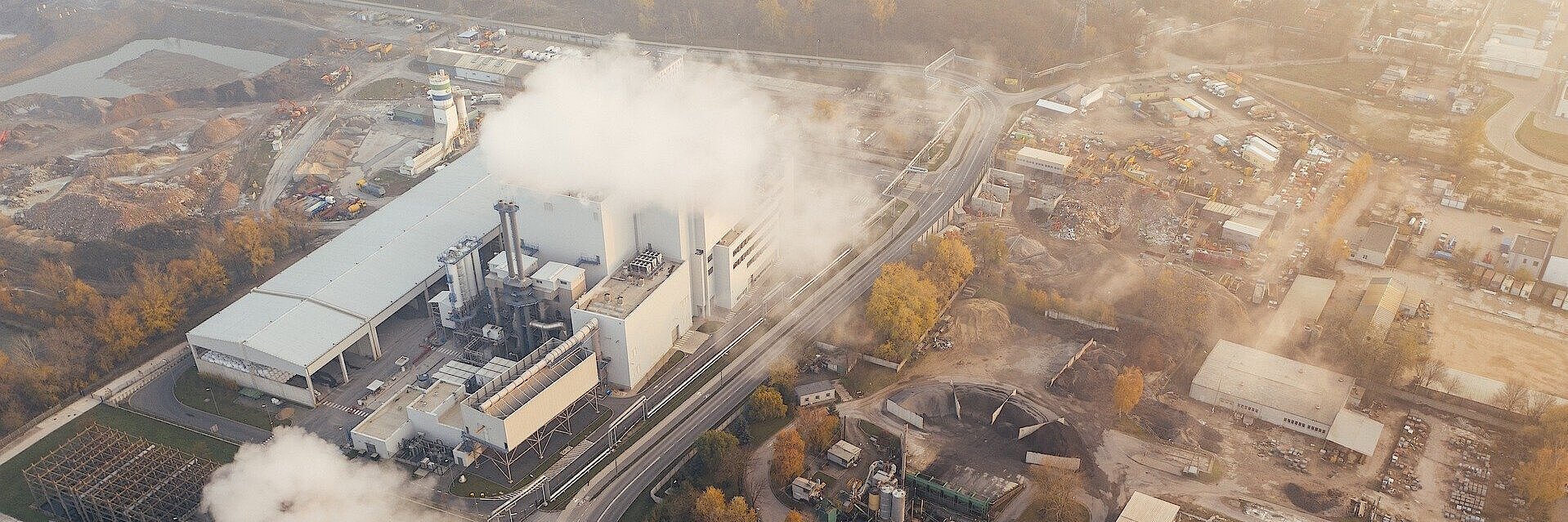 Fabrik in Industriegebiet stößt Rauch aus