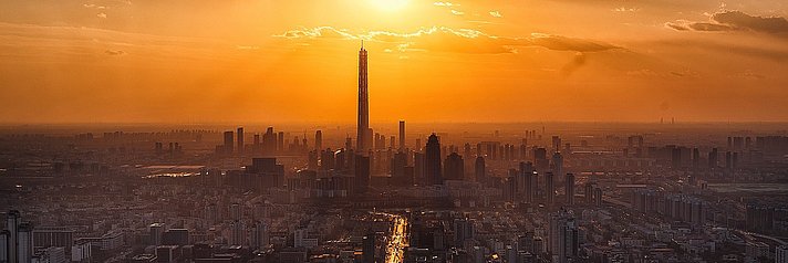 Moderne Stadt mit hoher Skyline im Sonnenaufgang