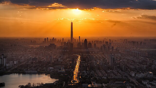 Moderne Stadt mit hoher Skyline im Sonnenaufgang